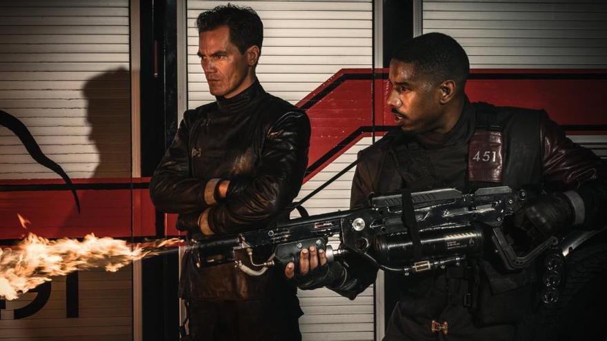 Michael Shannon y Michael B. Jordan, en una escena de &quot;Fahrenheit 451&quot;