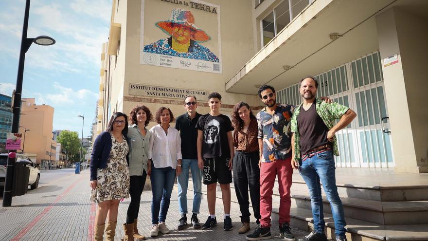 El mural de tapones de plástico reciclado en Ibiza, en imágenes