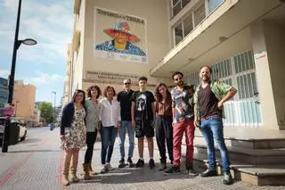 El mural de tapones de plástico reciclado en Ibiza, en imágenes