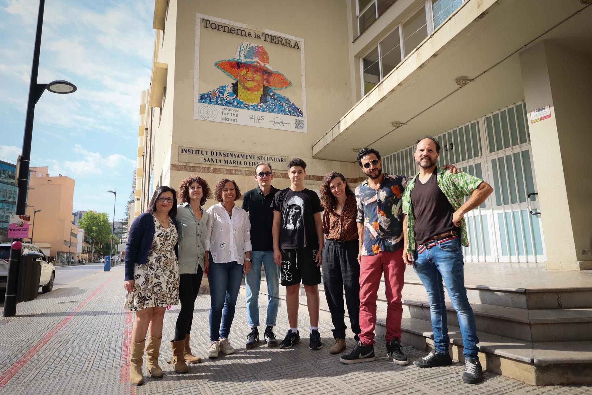 Mural de tapones de plástico reciclado en Ibiza