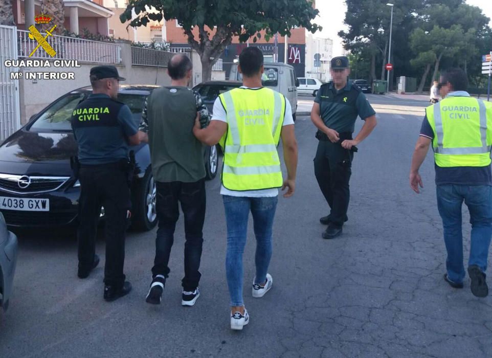 Tiene 38 años, carece de antecedentes y ha sido puesto a disposición del juez de guardia de Villena