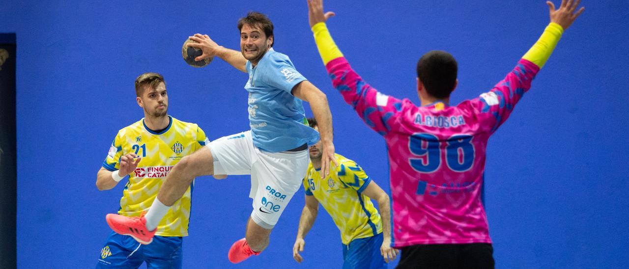 Marc Torres, en plena suspensión para ejecutar un lanzamiento a gol en el partido contra la UE Sarrià.