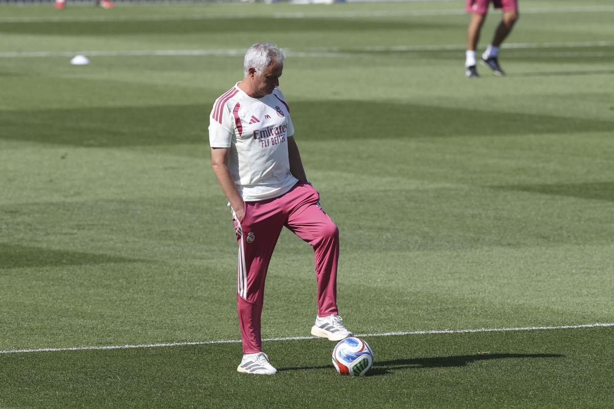 El entrenador del Real Madrid, el portugués José Mourinho, durante el entrenamiento celebrado este viernes en el estadio Alfredo di Stefano, en Madrid.