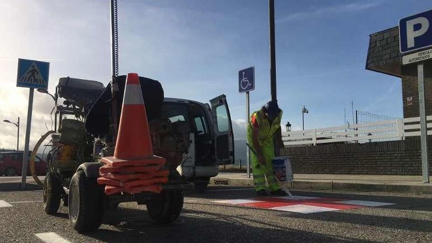 Operarios realizando trabajos en una de las calles. // D.P.