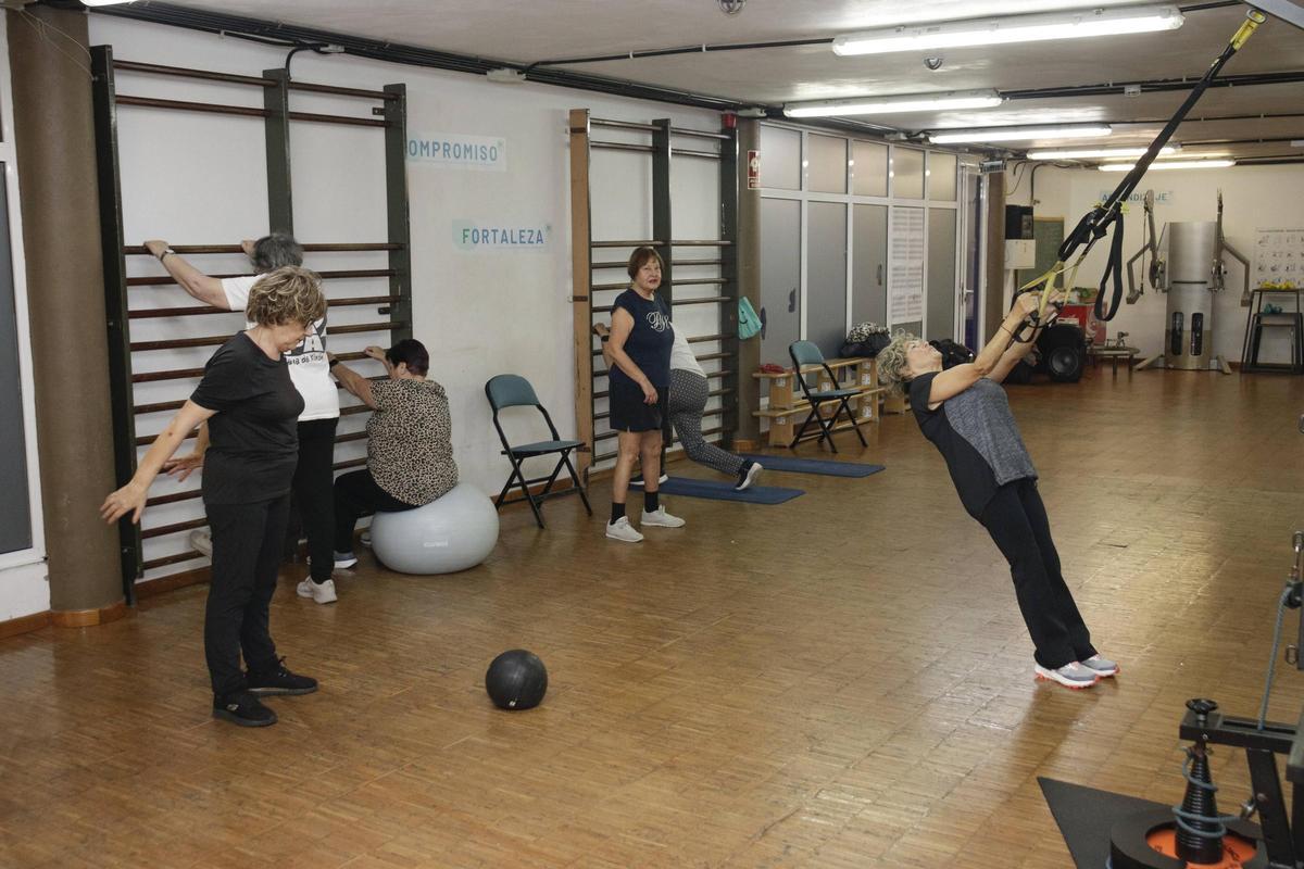 La fuerza en el "Oly" se gana con la edad, así es el plan deportivo para mayores del club sociodeportivo de Gijón (en imágenes)