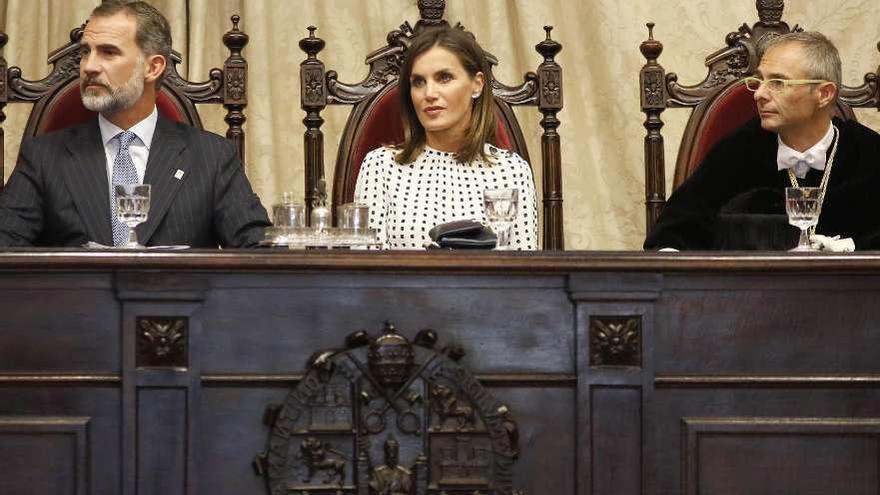 Los reyes de España y el rector de la USAL en el XXX aniversario de la Magna Charta Universitatum.