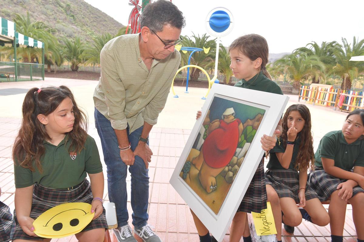El artista Octavio del Toro entrega el cuadro a Gabriela Villalba, ganadora de la subasta.