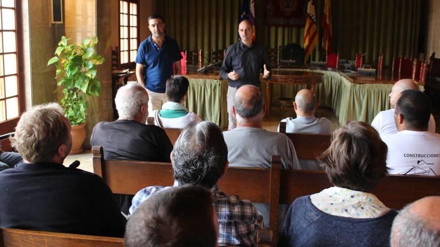 Un momento de la reunión entre el Ayuntamiento y los constructores locales.