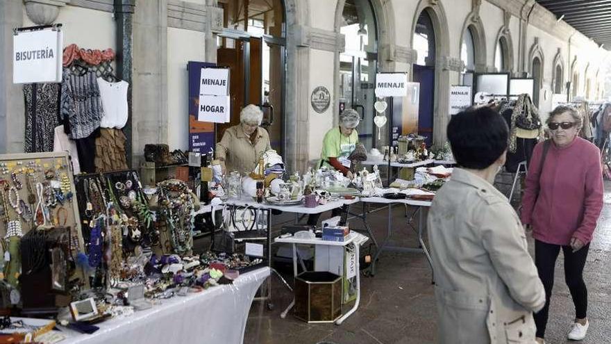 Aspecto del mercadillo que ayer se montó en el Museo del Ferrocarril.