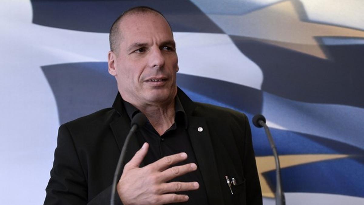 El ministro de Finanza griego Yanis Varoufakis habla con la prensa después de una reunión.