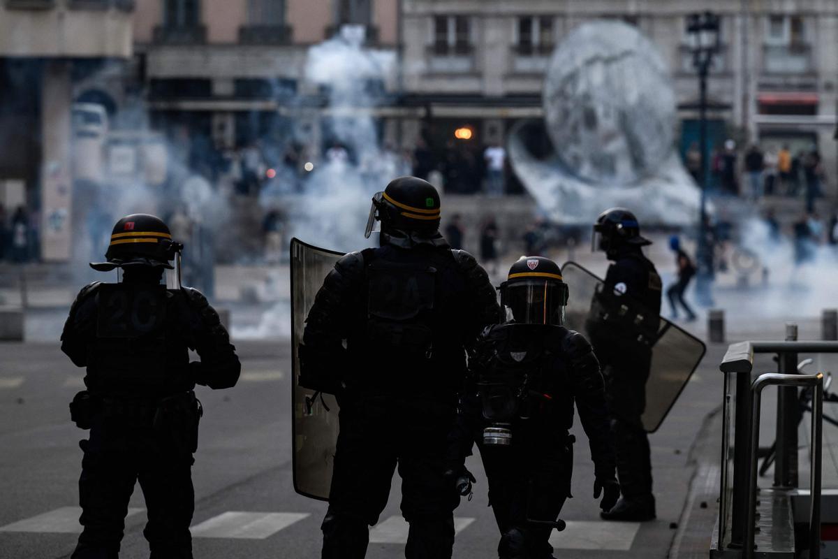 Los disturbios se extienden por Francia en la cuarta noche de protestas. Los manifestantes se enfrentan con la policía antidisturbios  en Lyon.