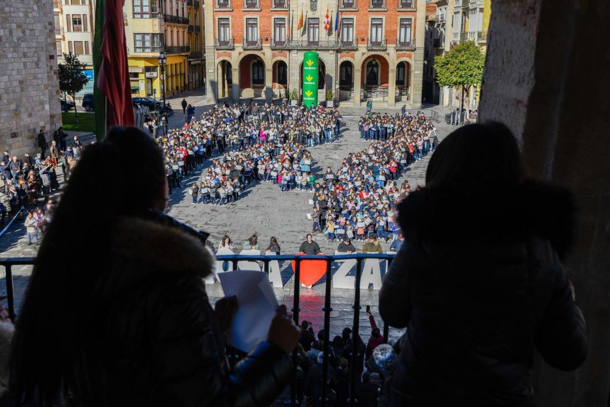 A la izquierda, los ganadores del concurso d relatos en el colegio Santísima Trinidad. A la derecha, alumnos del colegio Nuestra Señora del Rocío confeccionan un mural por el Día de la Paz. | ALBA PRIETO Y CEDIDA