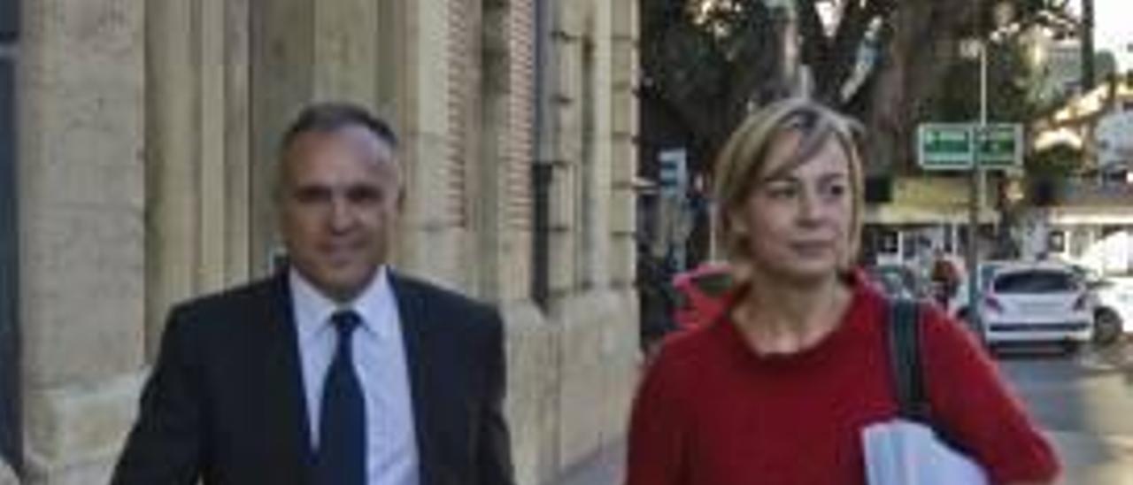 La alcaldesa alega que dos jueces han violado la ley y pide la retirada de su imputación a la Audiencia