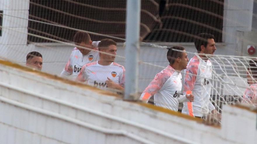 Parejo, a la derecha junto a Rodrigo, durante el entrenamiento de ayer a puerta cerrada.