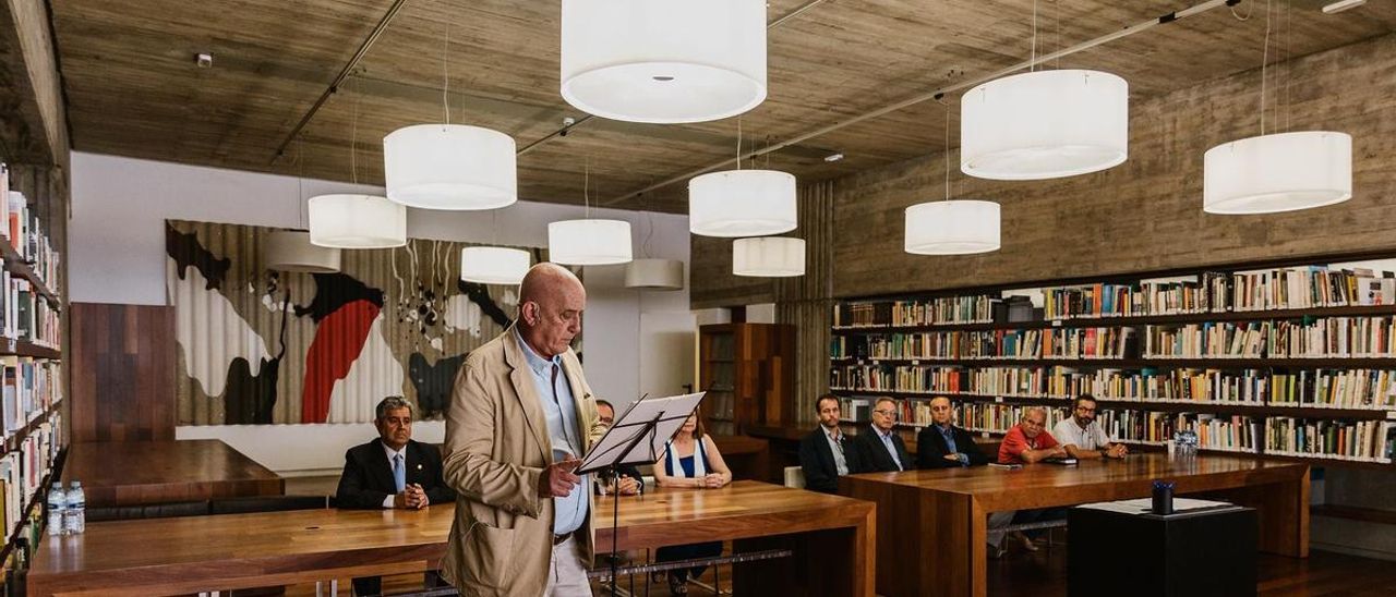 José Ángel Domínguez Anadón, ayer, durante la lectura del manifiesto.