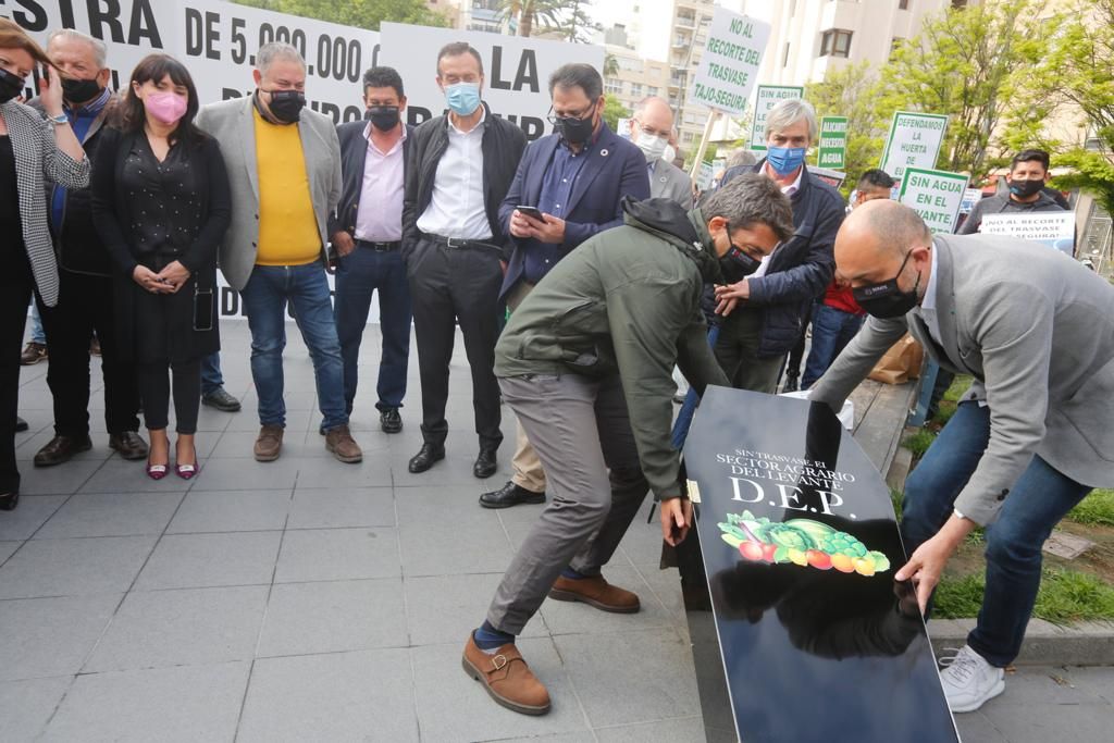 Los agricultores de la provincia se concentran en Alicante contra los recortes del Tajo-Segura