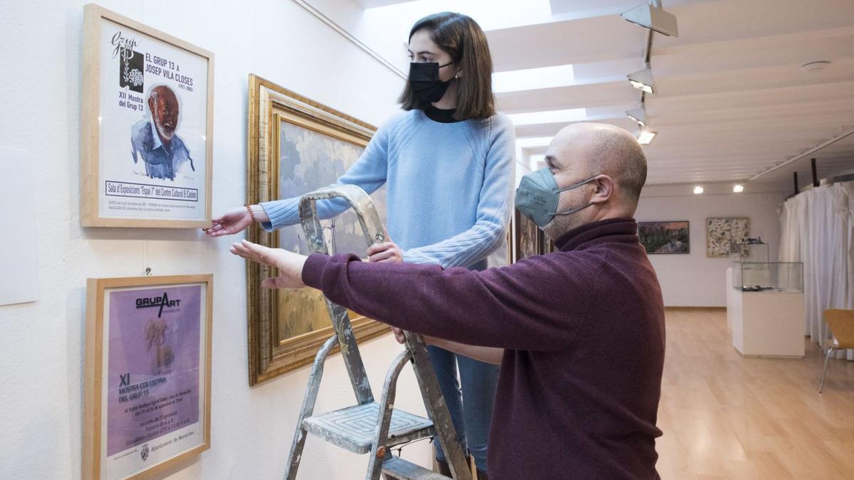 Alba Quirós i Ovidi Cobacho van estar ahir enllestint els preparatius de la mostra a la sala d’exposicions de la Casa Lluvià