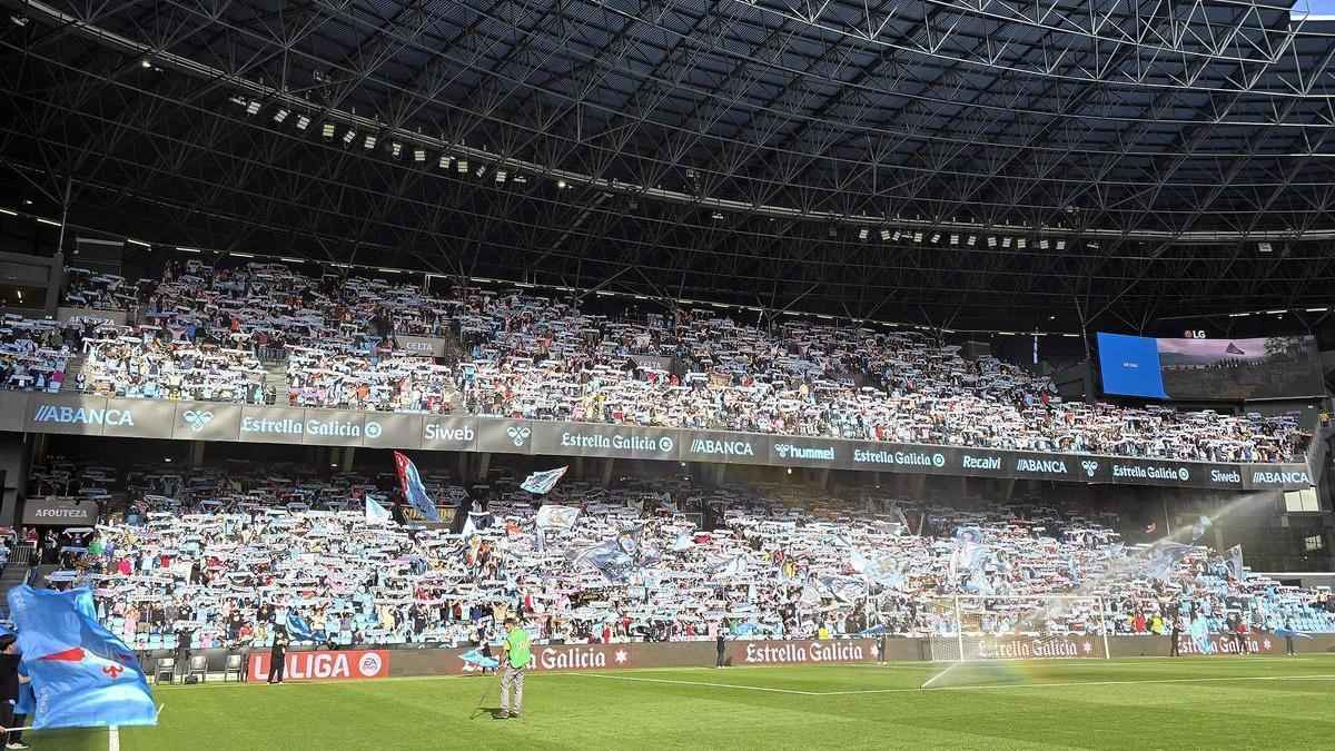 Aficionados de la grada de Fondo, en Balaídos, durante el partido del Celta contra el Oviedo.