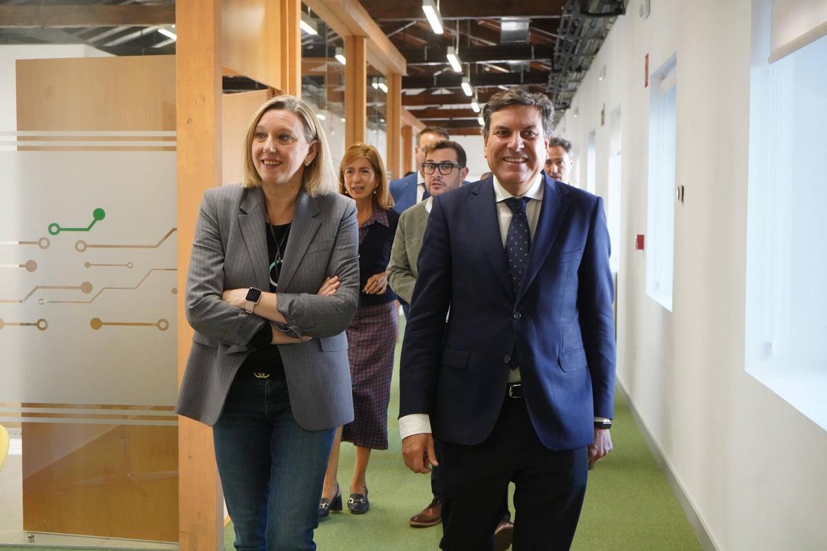 La vicepresidenta de la Junta, Isabel Blanco, y el consejero de Economía y Hacienda, Carlos Fernández Carriedo en el HUB tecnológico de la Aldehuela