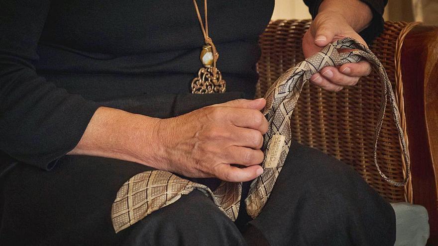 La corbata ensangretada de una de las víctimas en uno de los objetos estudiados.