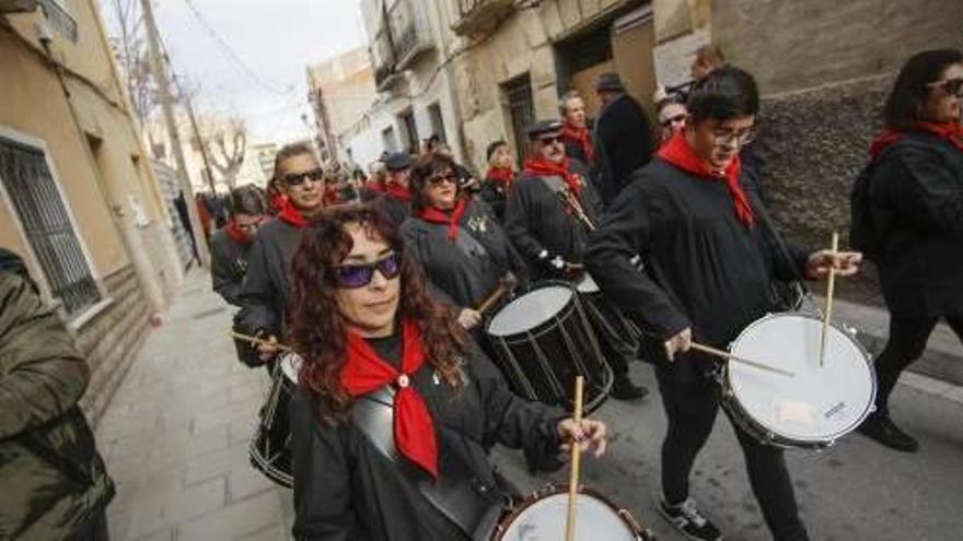 Desfile de capitanes y festeros ayer en Elda.