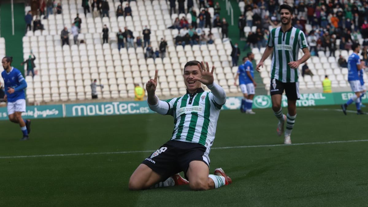 Adrián Fuentes celebra uno de sus dos goles al Xerez DFC, este domingo, en El Arcángel.
