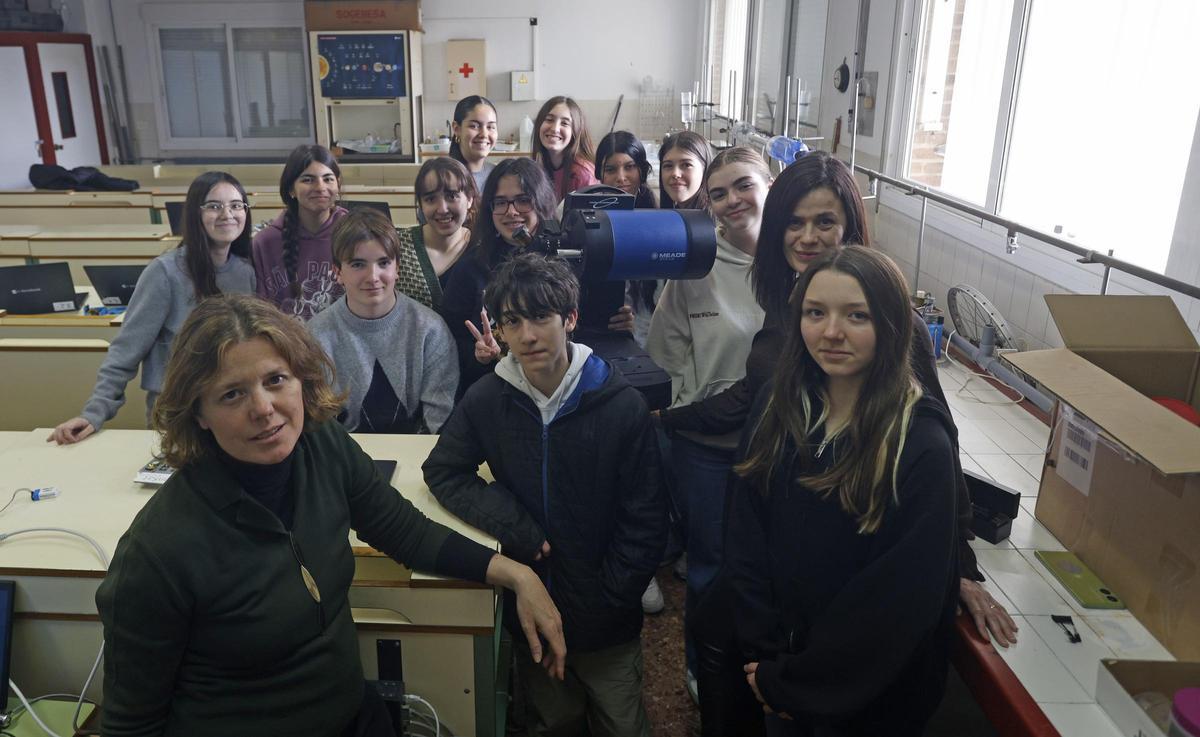 L’alumnat de l’IES La Patacona participant en el projecte ‘Observant la Terreta des de l’Espai’ i les seues professores, junt amb el telescopi que els ha donat Mike Ungersma .