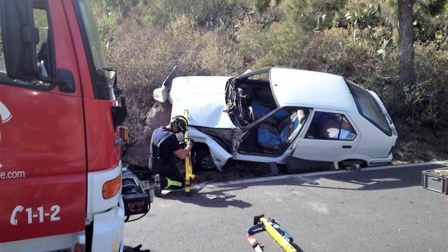 Los bomberos liberan a un conductor atrapado en su vehículo en Tenerife