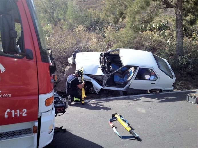 Los bomberos liberan a un conductor atrapado en su vehículo en Tenerife
