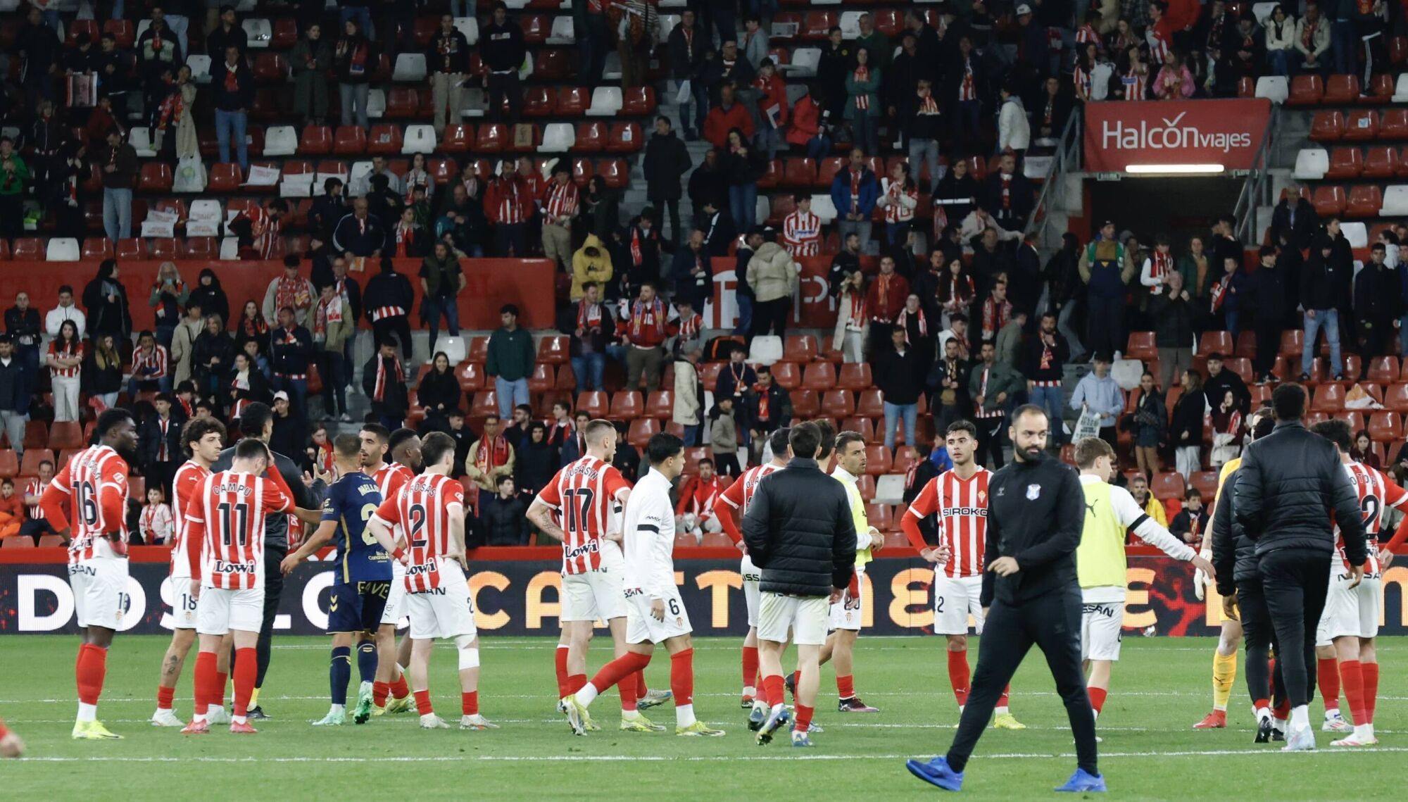 EN IMÁGENES: El Sporting - Tenerife disputado en El Molinón