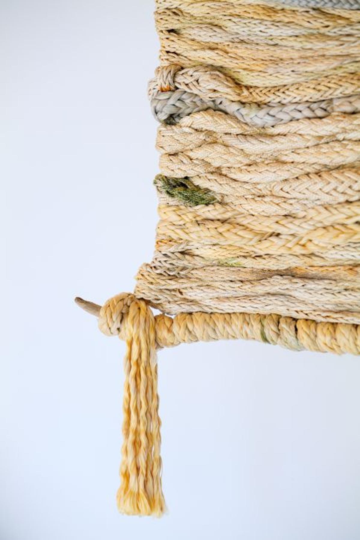 Algunas de las creaciones de Mar Fraga, todas elaboradas a partir de redes recogidas en playas y puertos. Enmalle Studio también acoge cursos e intercambios culturales