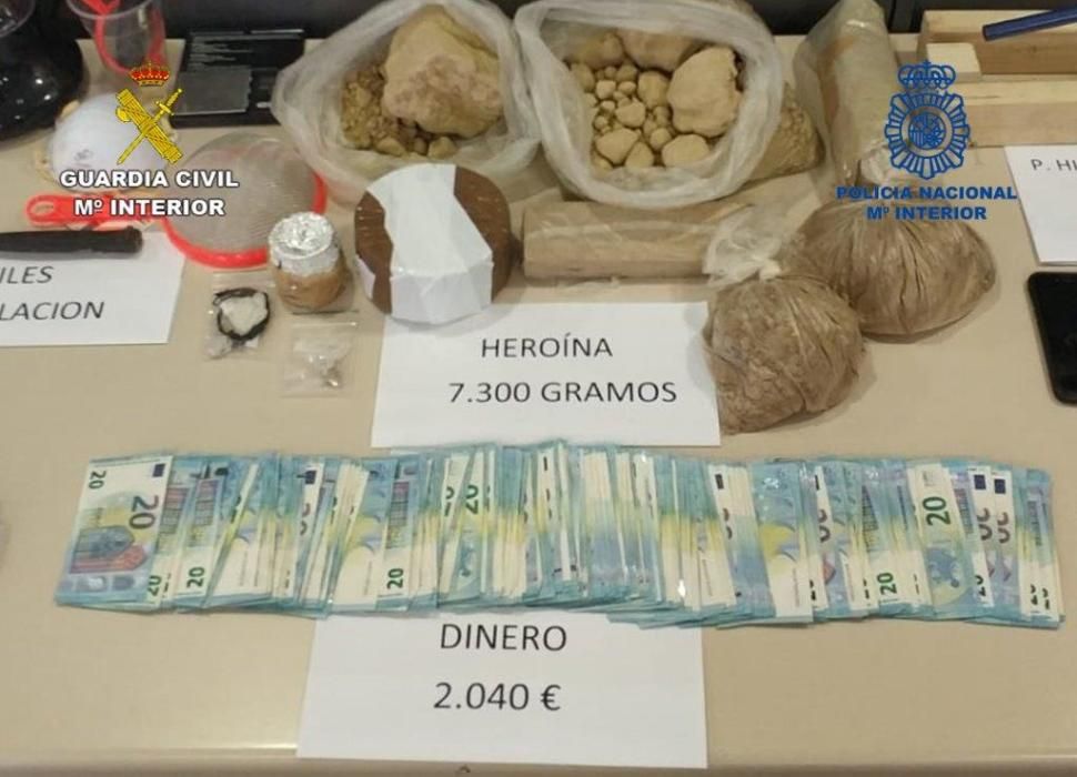 Efectos y droga incautados en la operación.