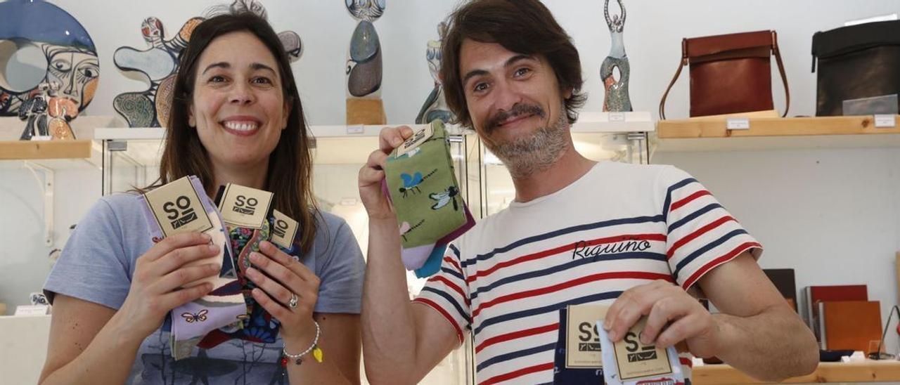 Ana Carpintero y Fran García, responsables de Somos Océano, en la tienda “Porta da Pía” de Tui, uno de los comercios locales en los que venden sus diseños.