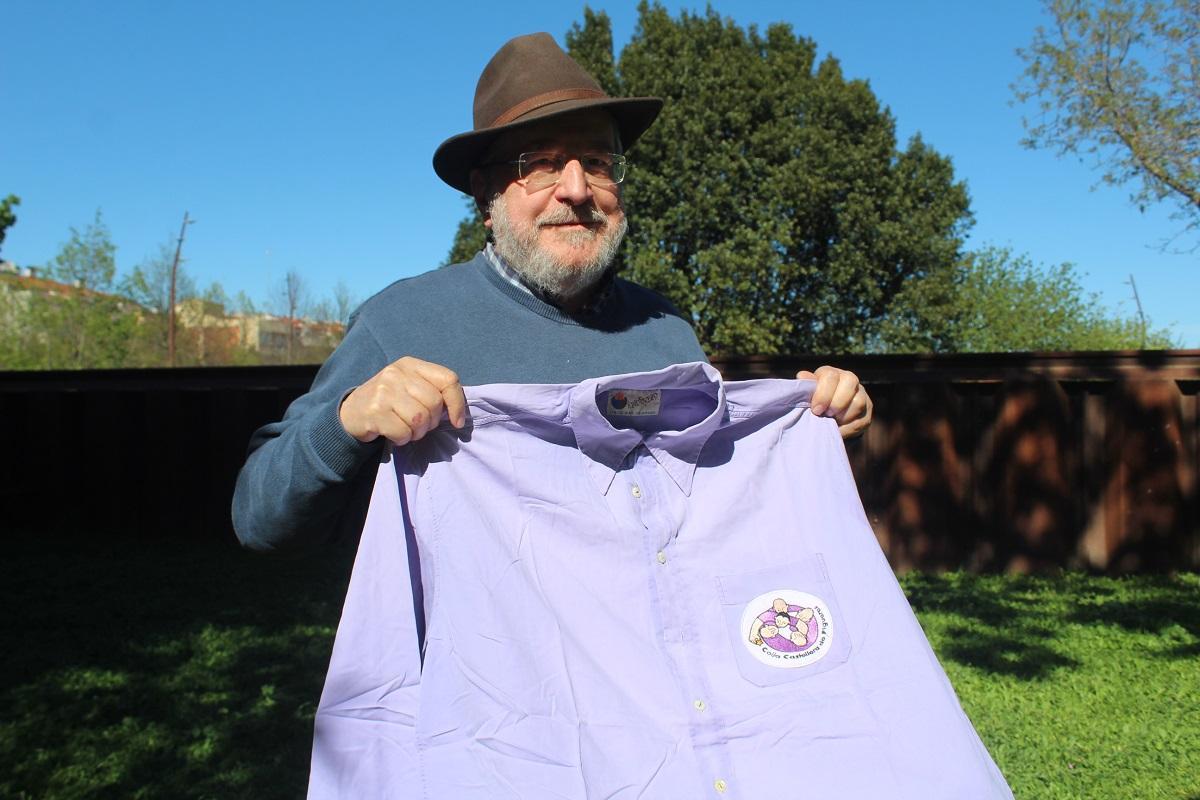Jordi Jordà amb la samarretera original de la Colla Castellera de Figueres.