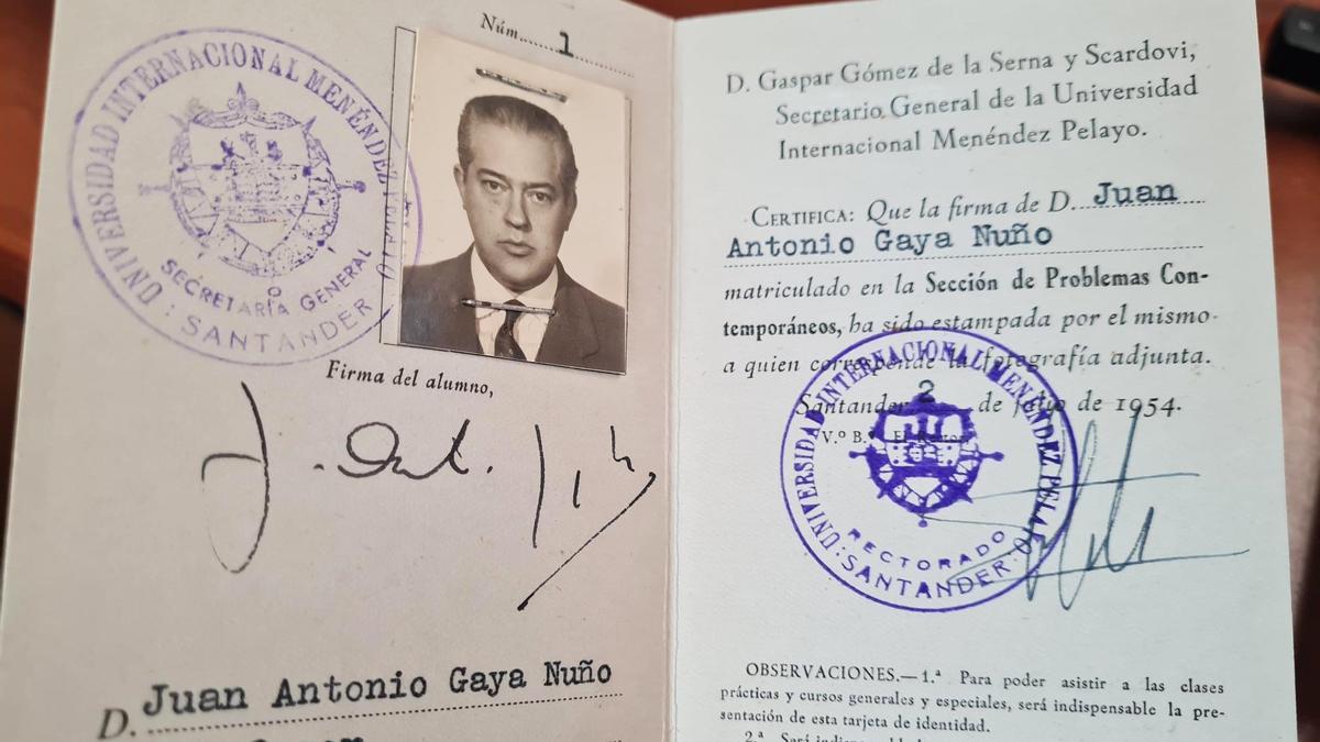 Certificado de matricula de Juan Antonio Gaya Nuno en la UIMP que pertenece al Archivo Fundos.