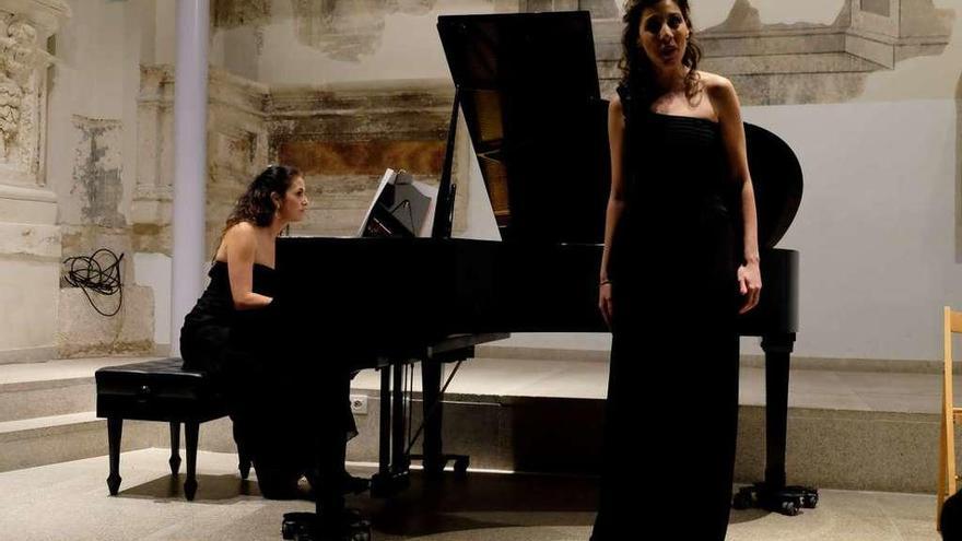 Elisa Rapado, al piano, y Adriana Viñuela durante un concierto reciente en la Biblioteca.