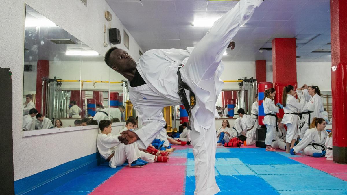 Babacar Seck ejecuta un movimiento durante una exhibición en el gimnasio de Zaragoza en el que entrena.