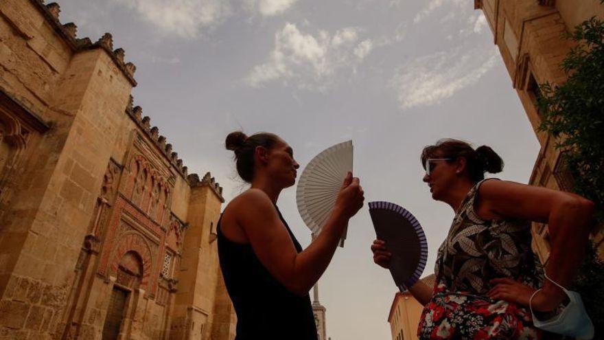 Dos personas se abanican junto a la Mezquita-Catedral.