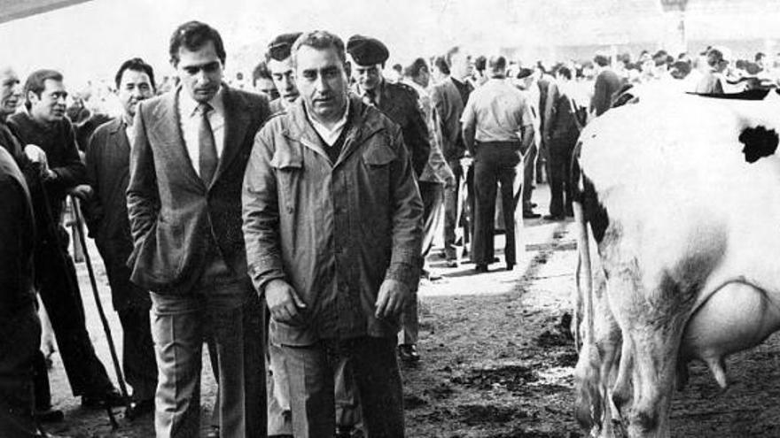 Jorge Fernández Díaz, a la izquierda, junto al entonces alcalde de Siero, Manuel Villa, durante una visita al mercado de ganados de la Pola.