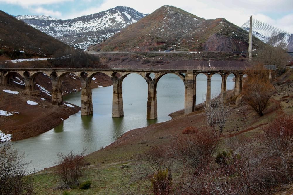 Así está el pantano de Barrios de Luna