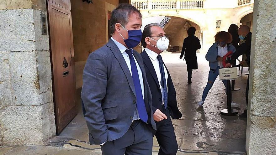 Los dos fiscales anticorrupción del caso, a las puertas del Palacio de Justicia.