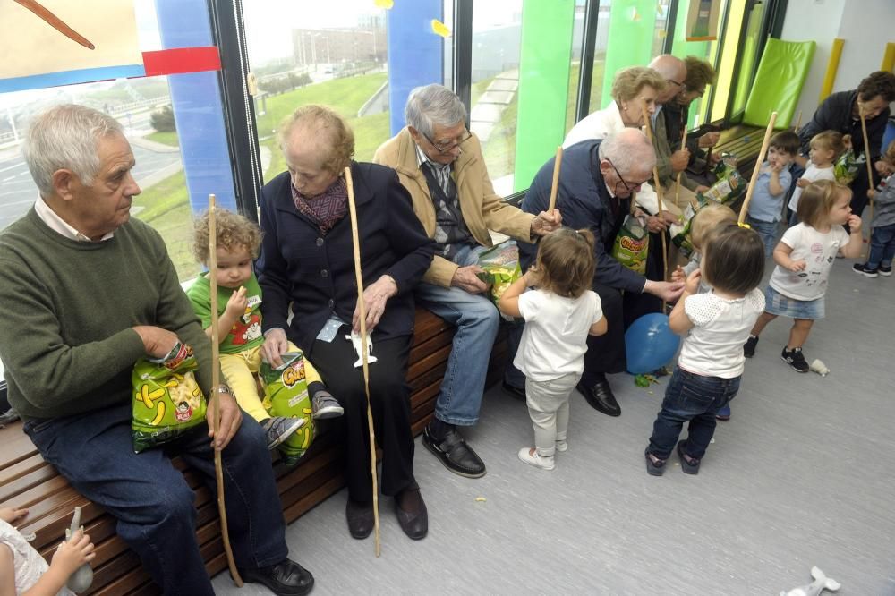 Visita de pacientes con alzheimer de Afaco a la escuela infantil de Os Rosales