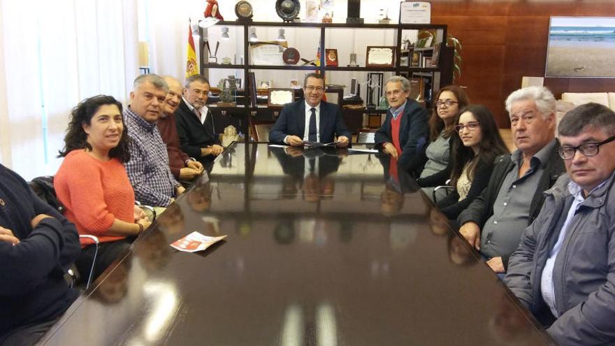 Almiñana, sentado a la derecha del alcalde, junto a otros miembros del Grupo Carta Pobla.