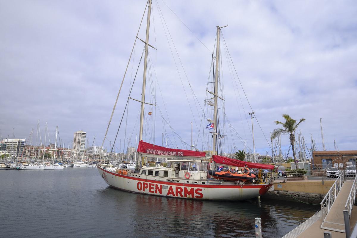 Open Arms recala en el Puerto de Las Palmas para recabar apoyos antes de partir hacia Cuba para llevar placas solares a un hospital pediátrico de La Habana