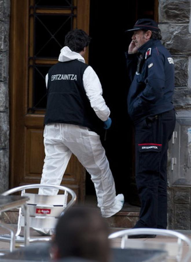 Un ’ertzaintza’ entra al portal del domicili del número 3 del carrer Ricardo Buesa de Vitoria, on una dona de 29 anys ha sigut assassinada aquesta tarda presumptament pel seu marit.