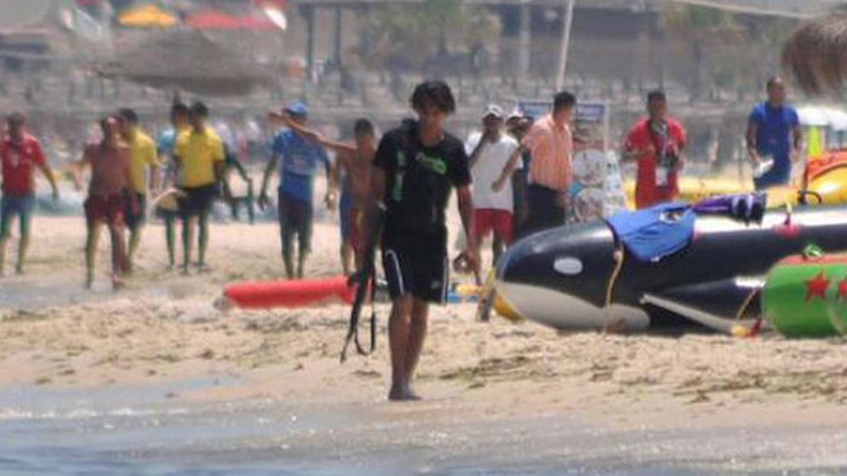 El terrorista Seifeddine Yacoubi, el viernes, en la playa de Susa.