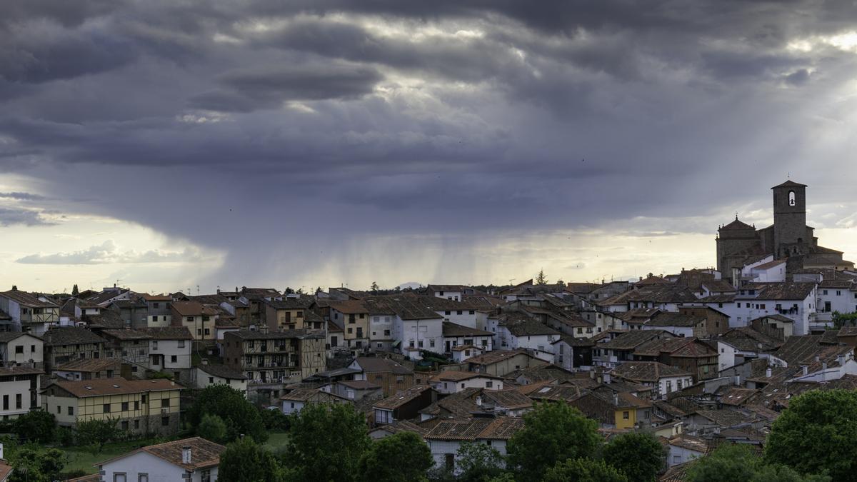 Fotogalería | Cortinas de precipitación con golondrinas en Hervás