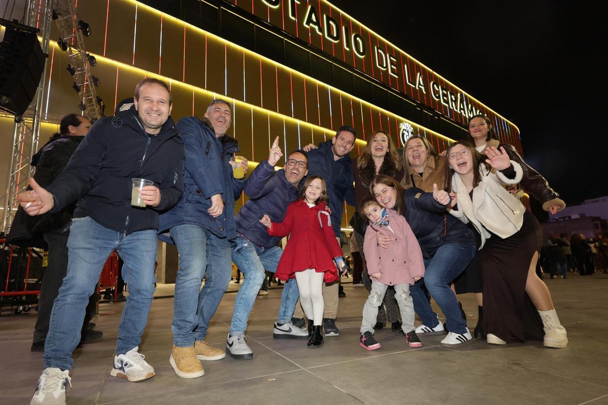 Galería de imágenes: Tardeo en la plaza del Estadio de la Cerámica de Vila-real