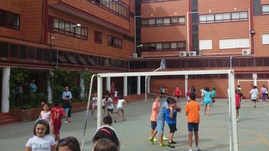 107 niños de 54 familias se reparten los 8.450 euros de las becas del consistorio