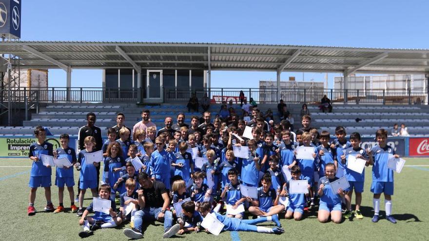 Los jÃ³venes participantes en el campus de fÃºtbol del Baleares.